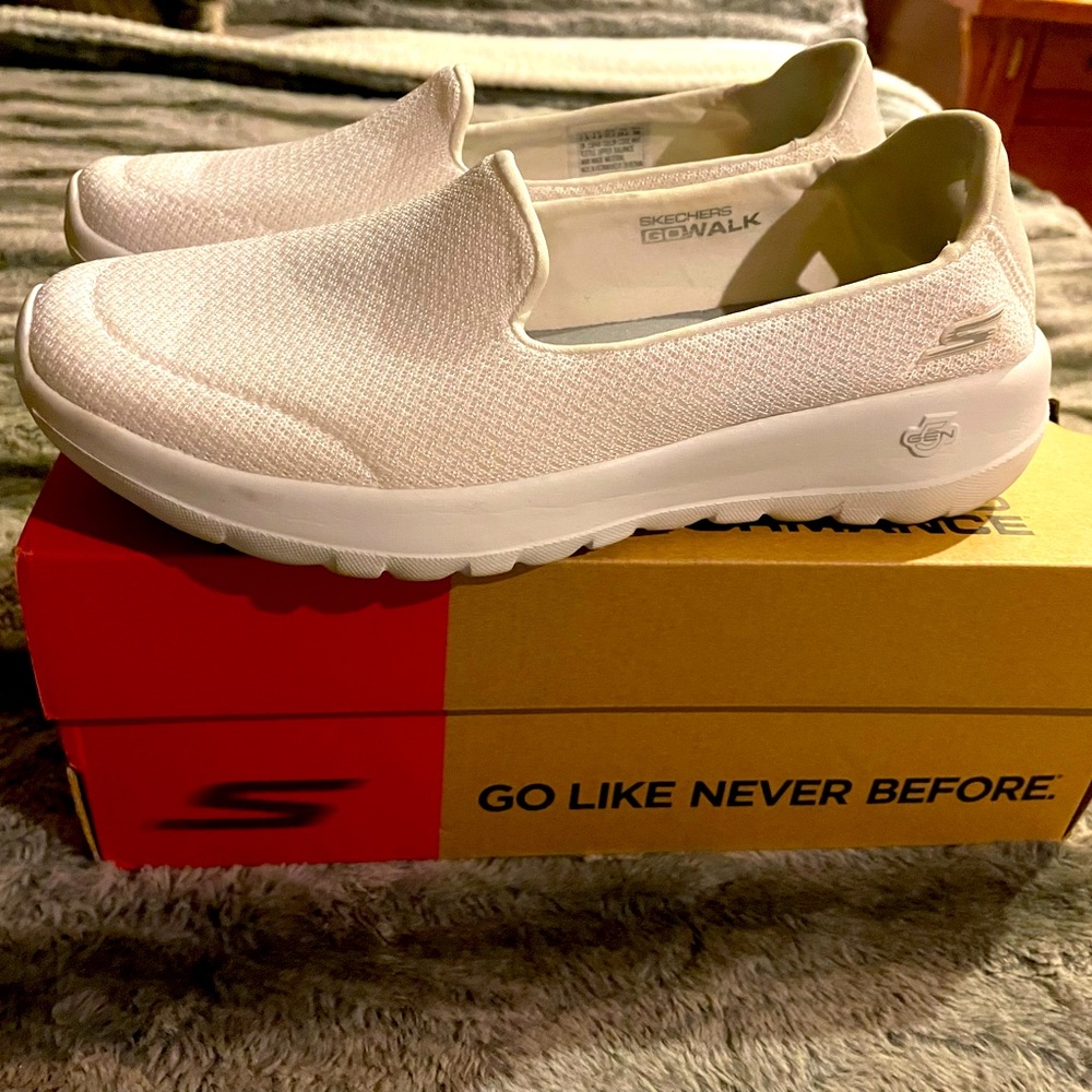 Sketchers GoWalk shoes sz 7.5 White